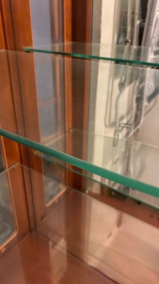 Vitrina clásica vintage de madera y cristal