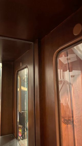 Vitrina clásica vintage de madera y cristal