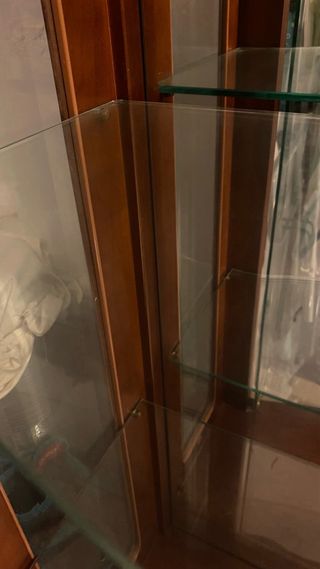 Vitrina clásica vintage de madera y cristal