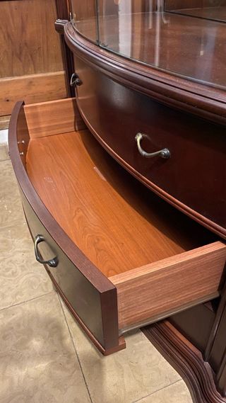 Vitrina clásica vintage de madera y cristal