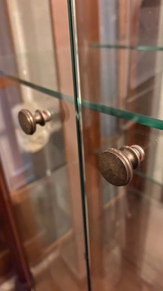 Vitrina clásica vintage de madera y cristal