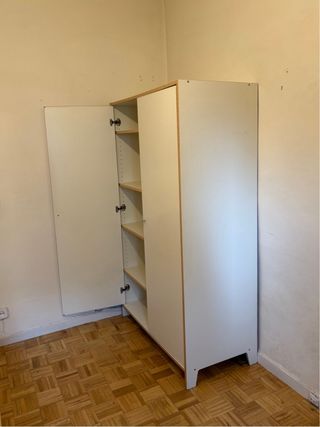 Armario de aglomerado blanco y madera