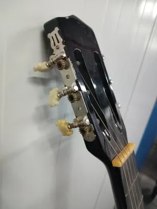 Guitarra negra decorativa