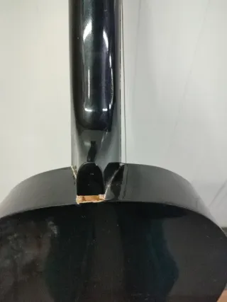 Guitarra negra decorativa