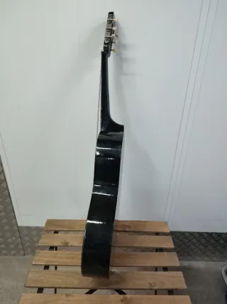 Guitarra negra decorativa