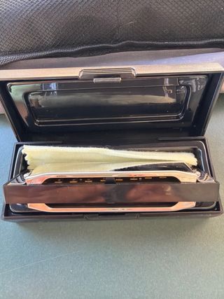 Armónica plateada con estuche