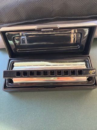 Armónica plateada con estuche