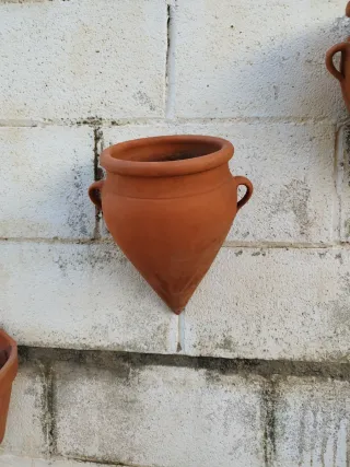 Maceta colgante de barro