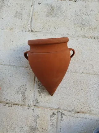 Maceta colgante de barro