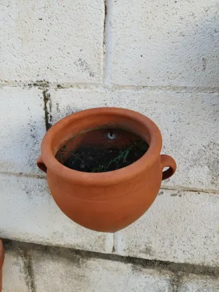 Maceta colgante de barro