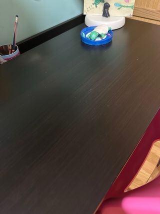 2 scrivanie nere e 2 sedie (rossa e rosa)