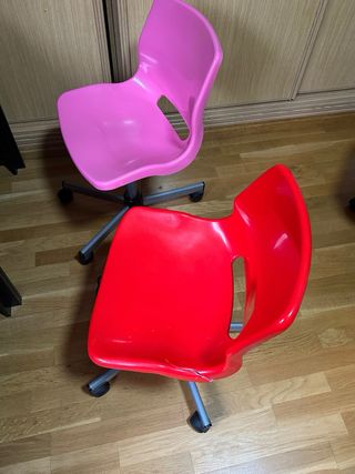 2 scrivanie nere e 2 sedie (rossa e rosa)