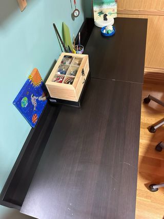 2 scrivanie nere e 2 sedie (rossa e rosa)