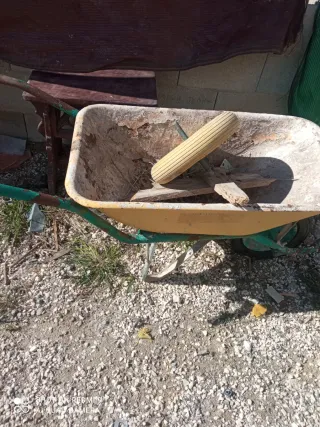 Carretilla de obra con herramientas