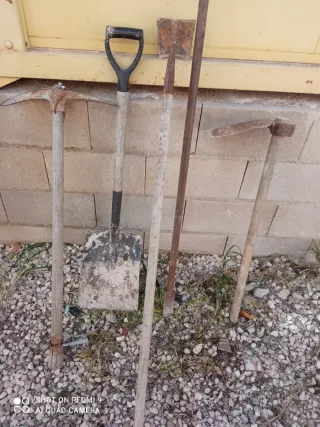 Carretilla de obra con herramientas