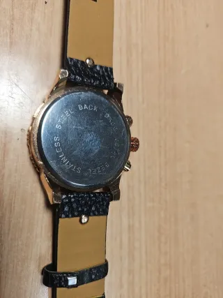 Reloj Pulsera Negro y Dorado