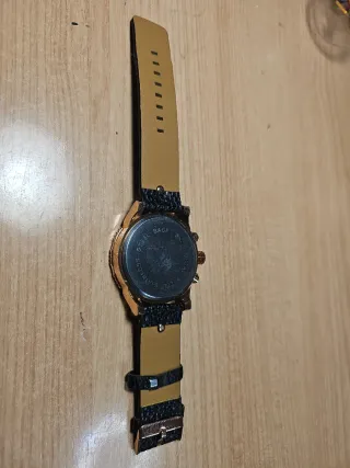Reloj Pulsera Negro y Dorado
