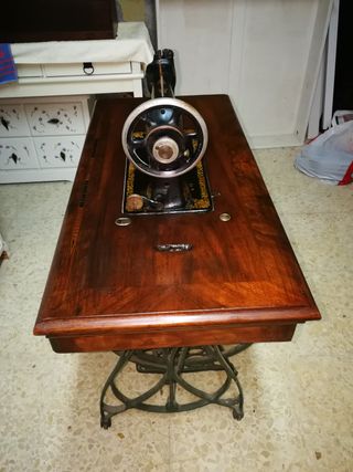 Máquina de coser antigua WERTHEIM