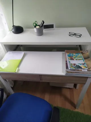 Escritorio blanco y madera con cajones
