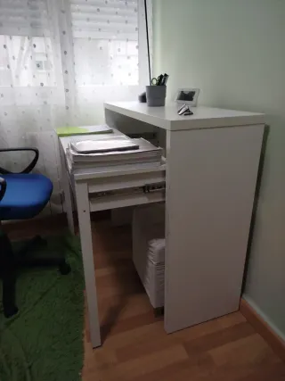 Escritorio blanco y madera con cajones