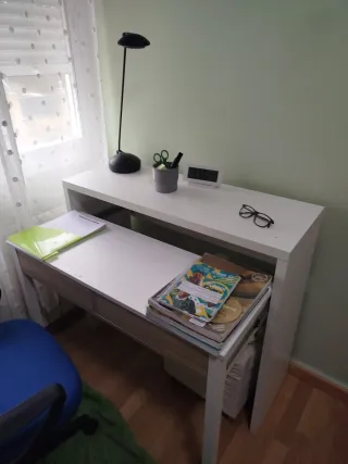 Escritorio blanco y madera con cajones