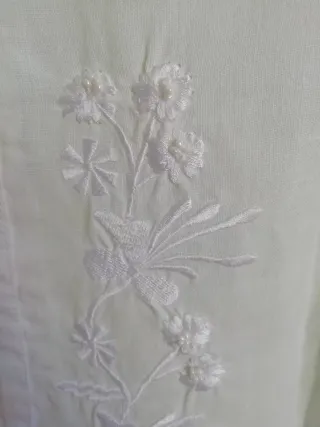 Casaca Desigual blanca bordada talla S