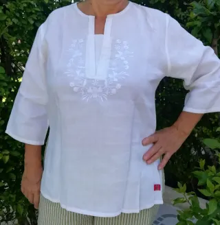 Casaca Desigual blanca bordada talla S