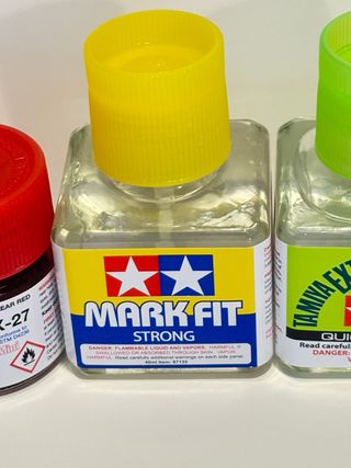 Tamiya set di 4 di X27 Colla e Adesivo per Decal