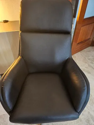 Sillón polipiel negro giratorio