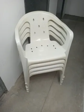 Silla de plástico resistente blanca