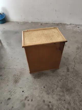Mueble de mimbre con cajones