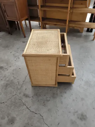 Mueble de mimbre con cajones