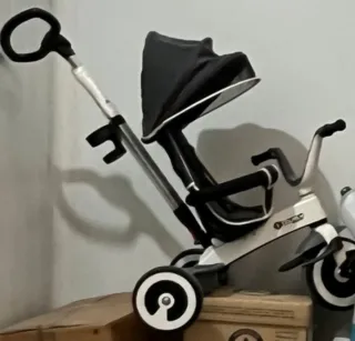 Triciclo infantil con toldo