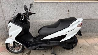 Suzuki Burgman 125cc 2015 9300 km EQUIPACIÓN INCL.