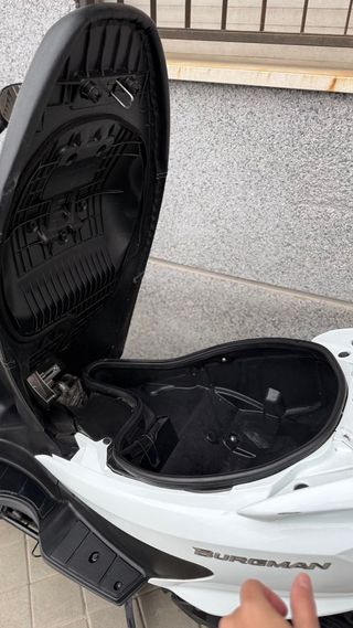 Suzuki Burgman 125cc 2015 9300 km EQUIPACIÓN INCL.