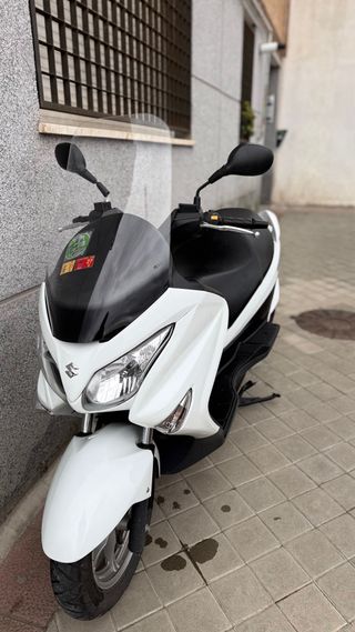 Suzuki Burgman 125cc 2015 9300 km EQUIPACIÓN INCL.