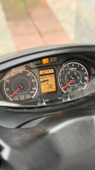 Suzuki Burgman 125cc 2015 9300 km EQUIPACIÓN INCL.