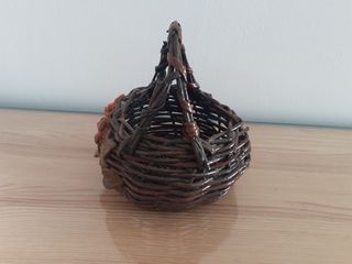 Cesta mimbre decorada con flores muy bonita