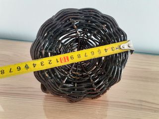 Cesta mimbre decorada con flores muy bonita