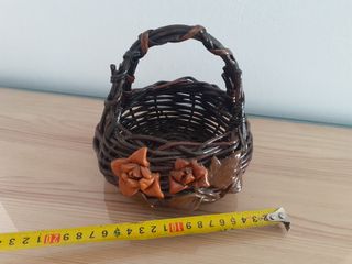 Cesta mimbre decorada con flores muy bonita