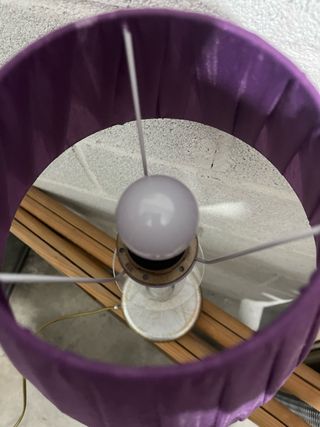 Lámpara de mesa rosa y plateada