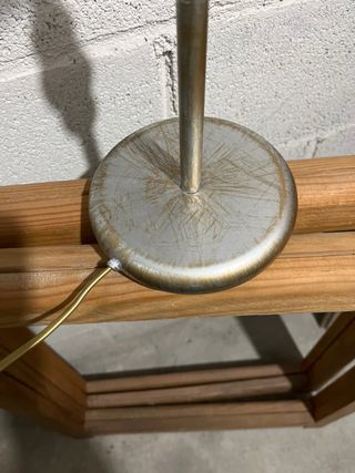 Lámpara de mesa rosa y plateada