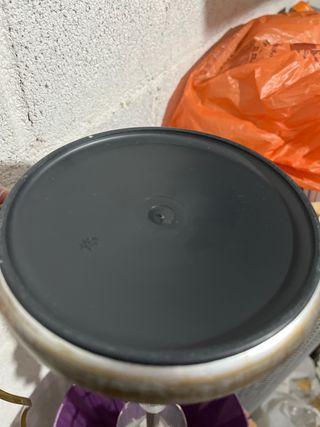 Lámpara de mesa rosa y plateada