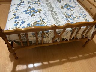 Cama madera base laminada y colchón.Cuéllar(Segovi
