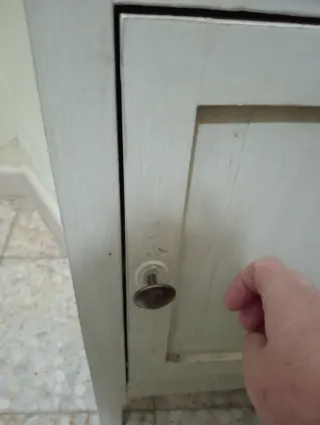 Mesilla de madera blanca