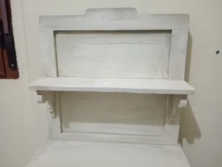 Mesilla de madera blanca