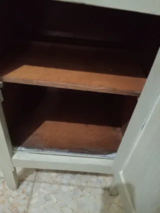 Mesilla de madera blanca