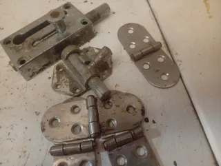 Juego de 2 cerrojos y 3 bisagras