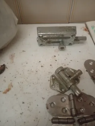 Juego de 2 cerrojos y 3 bisagras