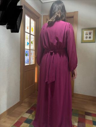 Vestido largo fiesta morado con cinturón dorado